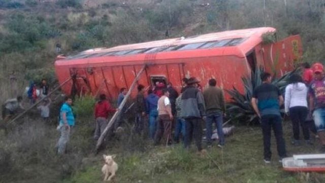 Mueren 10 personas al caer autobús en abismo en Perú