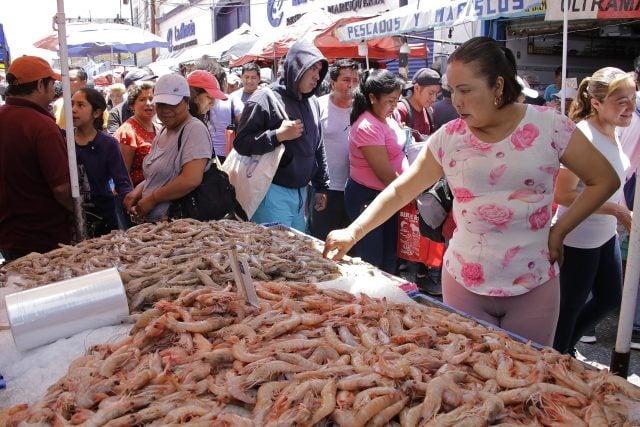 Expendios limpios y no obstructivos exige Ayuntamiento de Puebla a tenderos de pescados y mariscos