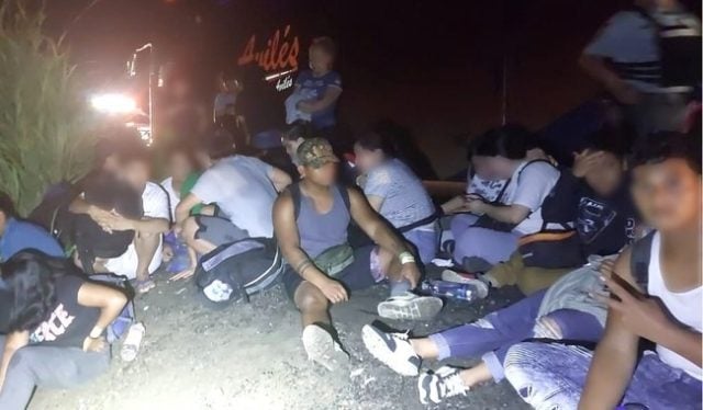 Camioneta con 27 migrantes vuelca en carretera de Veracruz