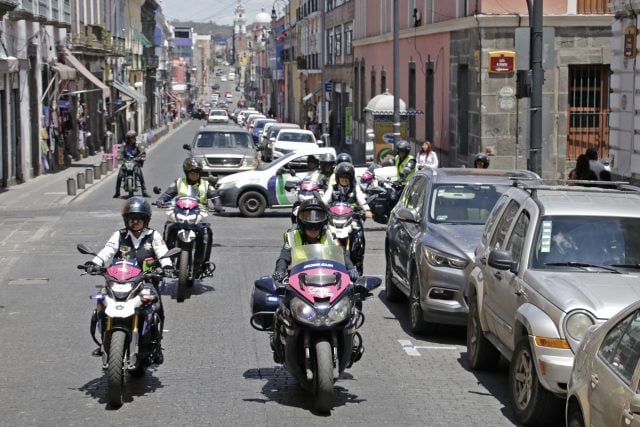 Diario multan a 9 automovilistas por estacionarse en doble fila en Centro