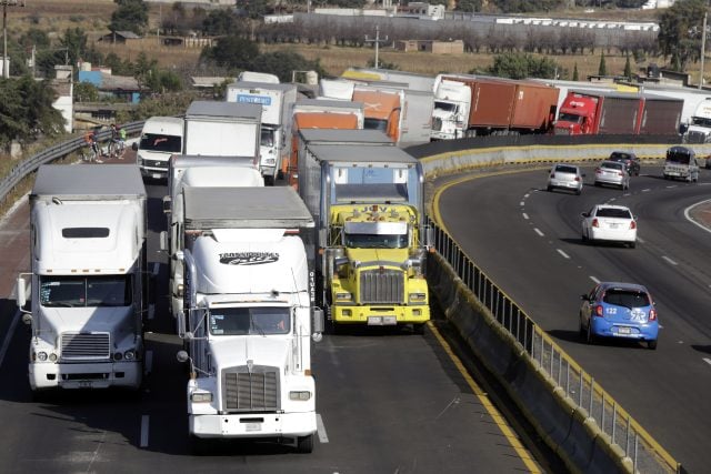 Conoce las carreteras poblanas más peligrosas para camiones de carga