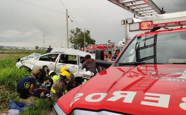 Vuelca taxi pirata en Puebla, deja un muerto y siete heridos