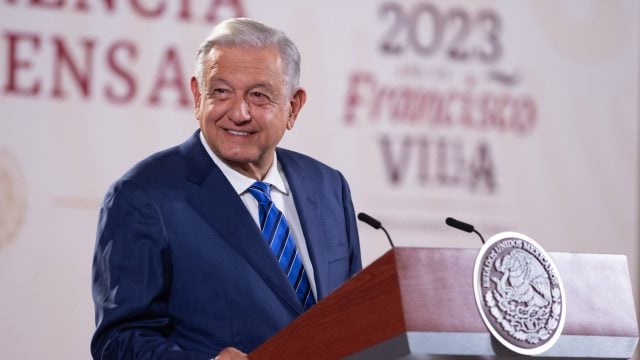 AMLO cumple orden del INE sobre advertencia en sus mañaneras