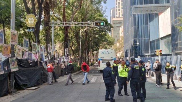 Padres de normalistas desaparecidos instalan plantón en la CDMX