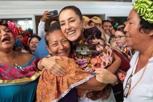 Chiapanecos reciben a Sheinbaum, en gira por la unidad de la 4T