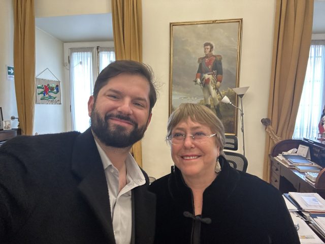 Expresidenta Bachelet tras reunión con Boric: «Yo espero que nadie se reste a firmar un compromiso como que la democracia solo se puede corregir con más democracia»