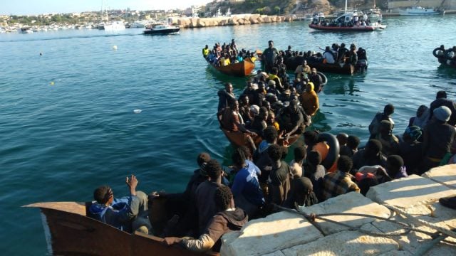 Crisis en isla italiana, refugio de migrantes que cruzan desde África