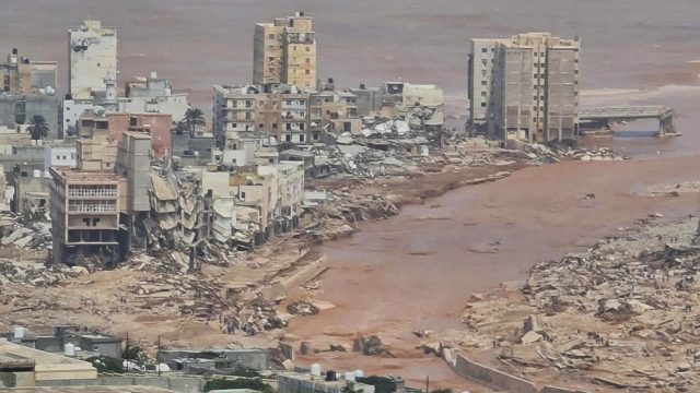 Mueren más de 2 mil personas por inundaciones en Libia, informa premier