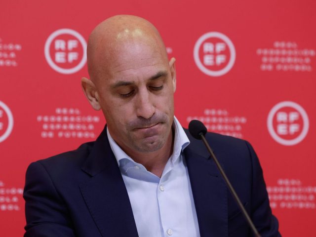 «Insistir en quedarme no va a contribuir a nada»: Rubiales dimite como presidente de la Federación Española de Fútbol