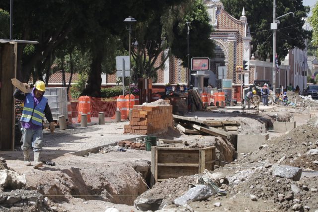 Encuentran vasijas y talavera en obras del  Centro Histórico de Puebla