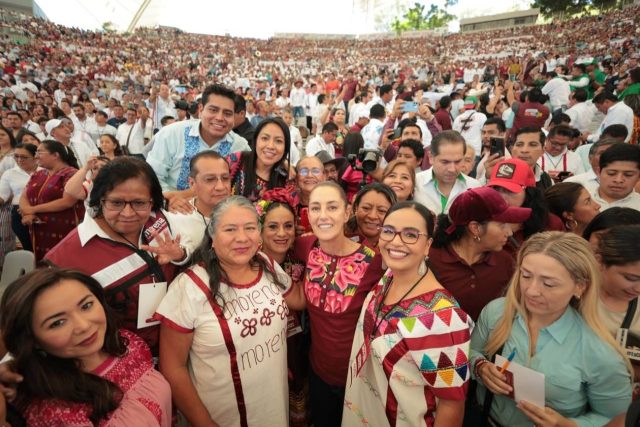 Sheinbaum recibe bastón de mando de pueblos originarios en Oaxaca