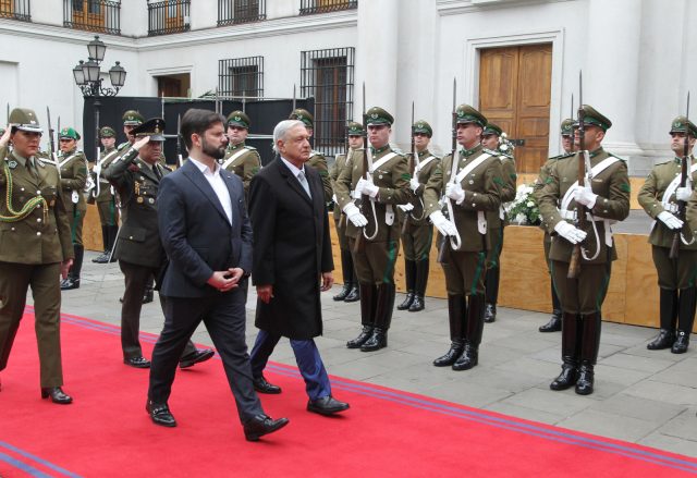 Están en nuestro corazón, dice AMLO a exiliados chilenos a 50 años del golpe de estado