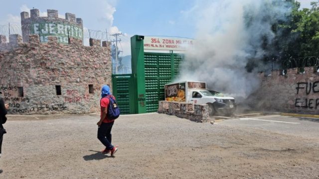 Normalistas lanzan petardos y piedras a cuartel de Chilpancingo