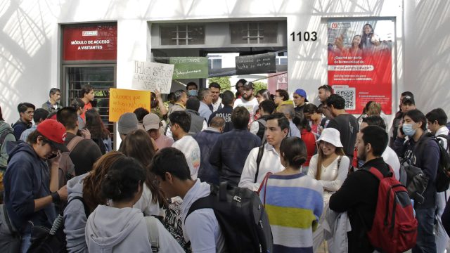 Estudiantes de la Upaep toman campus, exigen más vigilancia