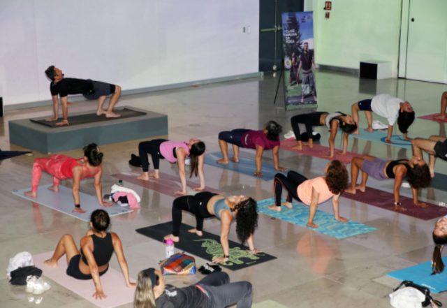 Clases de yoga en MIB, ¡un éxito!; aún puedes asistir