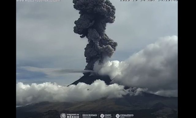 Volcán Popocatépetl registra intensa actividad y lanza fumarola impresionante