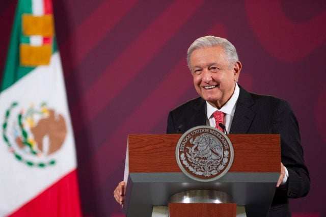 AMLO acusa colusión contra extinción de fideicomisos