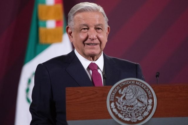 Critica AMLO permiso de EEUU para construir tramo de muro en Texas