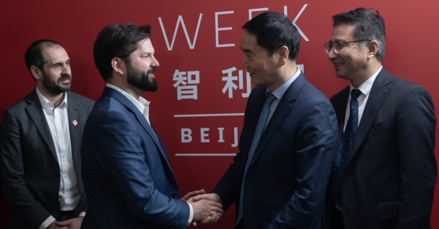 China comenzará fabrica de baterías de litio en Chile de la mano de la empresa Tsingshan Holding Group: Se confirma en viaje del presidente Gabriel Boric