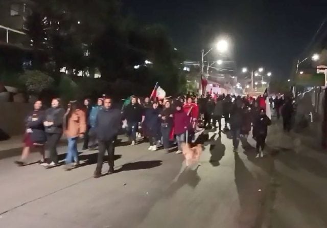 Pobladores de gigantesca toma en San Antonio bajaron de los cerros para manifestarse contra el desalojo ordenado por la Justicia