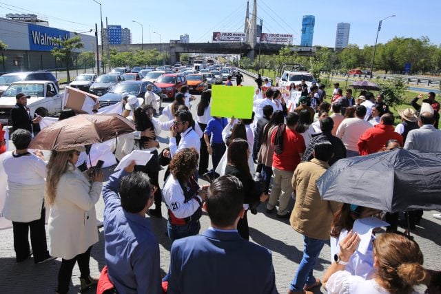 Bloquean Periférico trabajadores del Poder Judicial por desaparición de fideicomisos