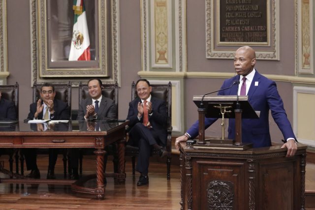 Eric Adams llega a Puebla para tratar temas de migración e inversión