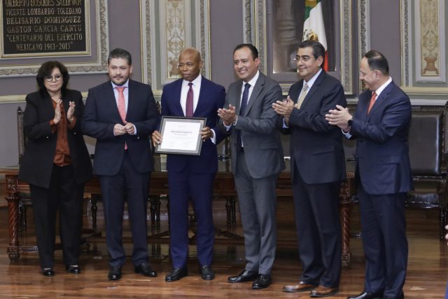 Congreso reconoce a Eric Adams por apoyo a migrantes