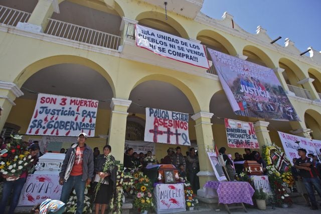 Manifestantes de Coyomeapan regresan armas retenidas de la policía municipal