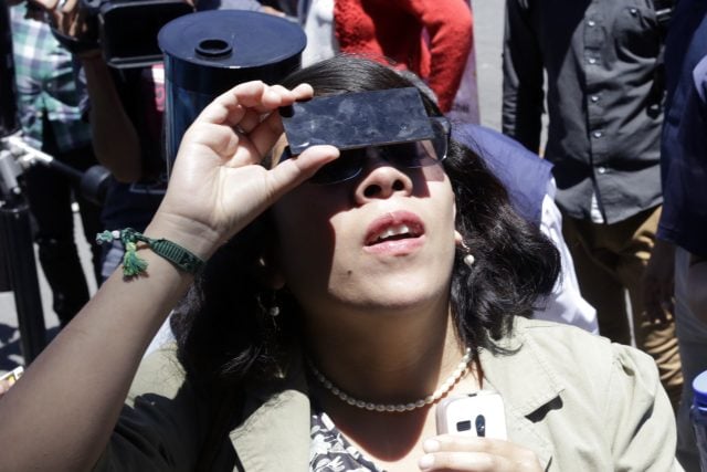 ¡Crea tu propio visor «casero» para el eclipse anular de sol!