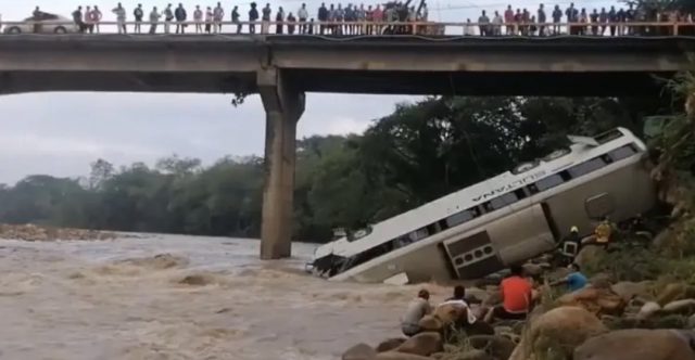 Cuatro muertos al despeñarse autobús con migrantes en Honduras