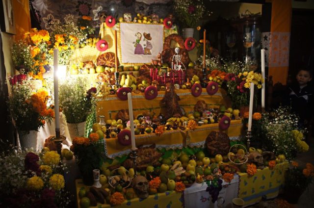 ¿Qué elementos debe llevar la ofrenda de muertos? ¡Conócelos!