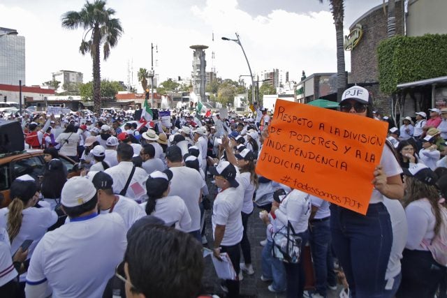 Protestan cientos en Puebla por fideicomisos del Poder Judicial