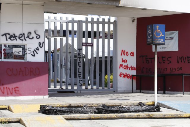 Normalistas de Teteles protestan con pintas y fuego en SEP local