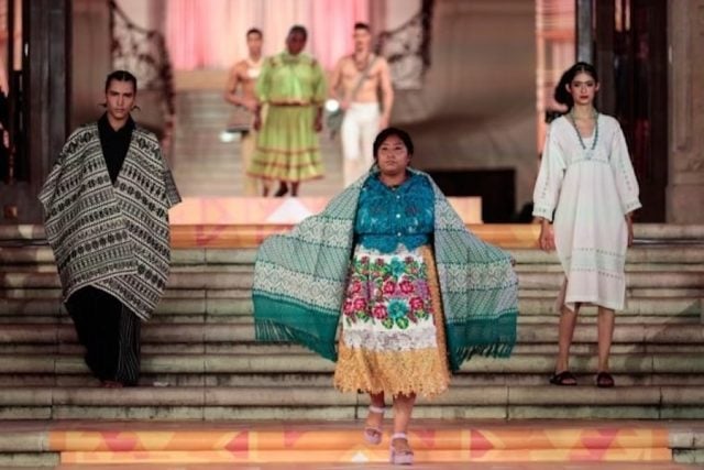 Indígenas promueven cultura mexicana con prendas tradicionales