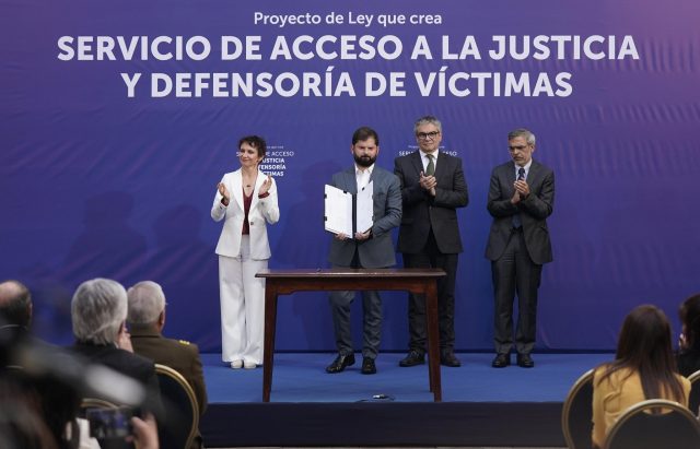 «El Gobierno está cumpliendo con lo que se comprometió»: Boric firma proyecto que crea el Servicio Nacional de Acceso a la Justicia y la Defensoría de las Víctimas