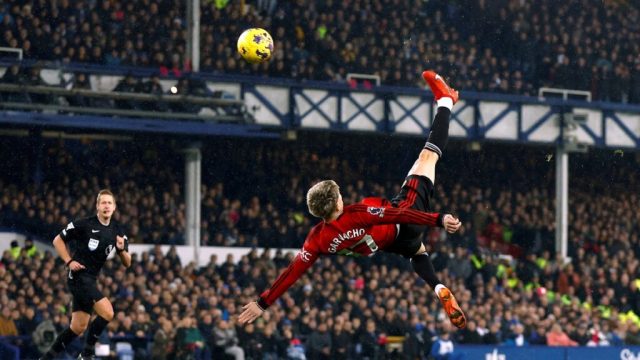 Garnacho anota espectacular gol de chilena (VIDEO)