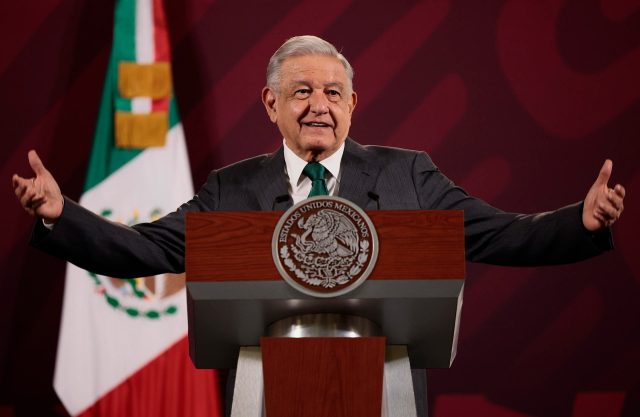 Comienza entrega de pensiones y becas Bienestar en Acapulco: AMLO