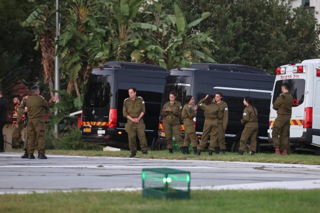 Entrega Hamás a la Cruz Roja a 13 rehenes israelíes