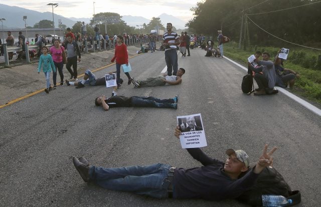 Caravana de migrantes bloquean carretera de Chiapas, exigen libre tránsito