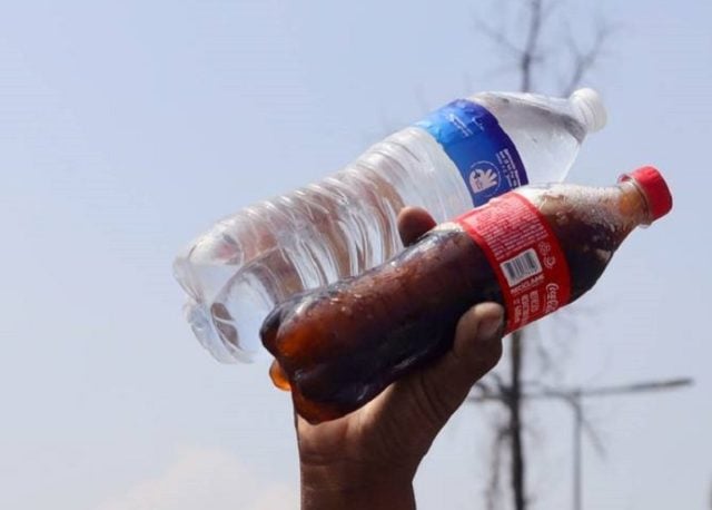 Falso reciclaje: Acusan a Coca-Cola y Nestlé de engaños ecológicos en sus botellas plásticas