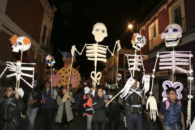 Calacas gigantes lucen sus huesos en Festival Tamalista, ¡míralas!