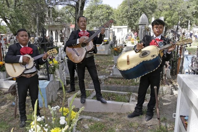 Visitas al panteón, tradición del Día de Muertos aún viva