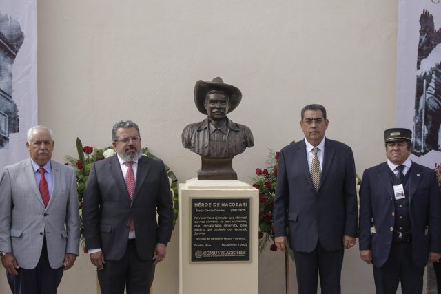 Develan busto conmemorativo por Día del Ferrocarril en Puebla