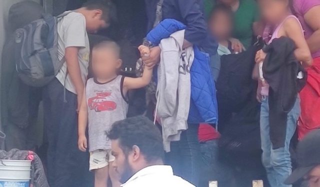 Abandonan a 215 migrantes en caja de tráiler en Veracruz