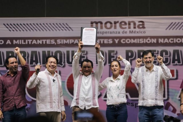 Sheinbaum entrega a «Huacho» constancia de precandidato en Yucatán