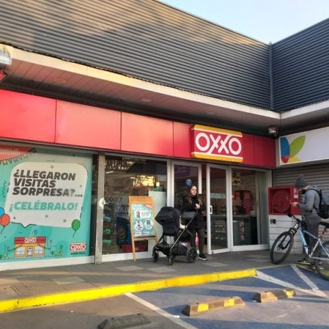 Carabineros investiga robo en local comercial Oxxo en Ñuñoa: El avalúo fue estimado en $5 millones