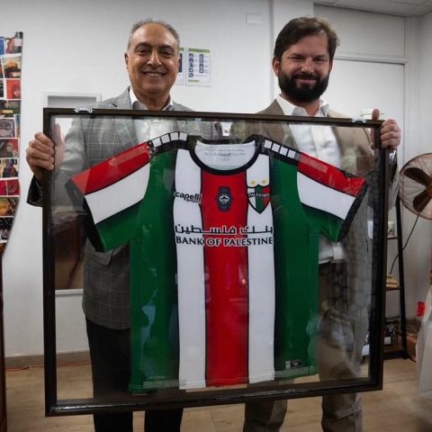 «Por su solidaridad con nuestro pueblo y su compromiso con los DDHH»: Palestino le regaló una camiseta al presidente Boric