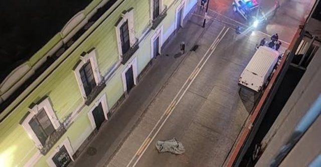 Muere hombre tras caer del séptimo piso en centro de Puebla