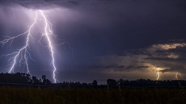 Senapred emite alerta temprana preventiva para 10 comunas de la RM ante pronóstico de tormentas eléctricas