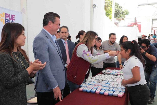 SEDIF entrega lentes a 149 niños y adolescentes